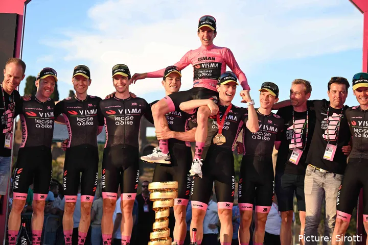 Simon Yates conquistou uma vitória memorável no Giro em 2025