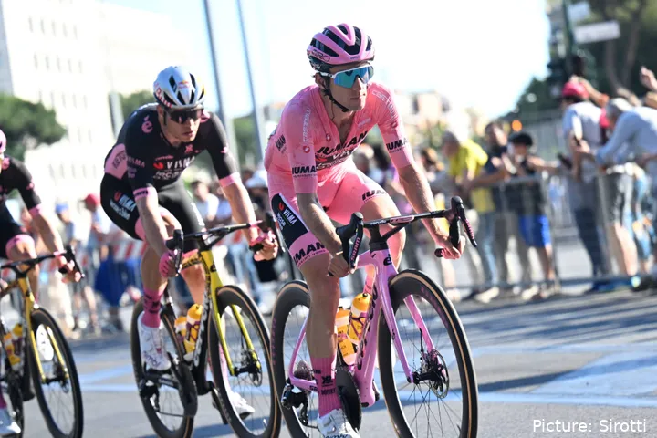 Yates e Van Aert na etapa final do Giro. @Sirotti