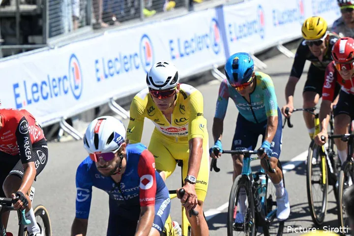 Mathieu van der Poel já venceu uma etapa e foi Camisola Amarela duas vezes durante a Volta a França 2025.