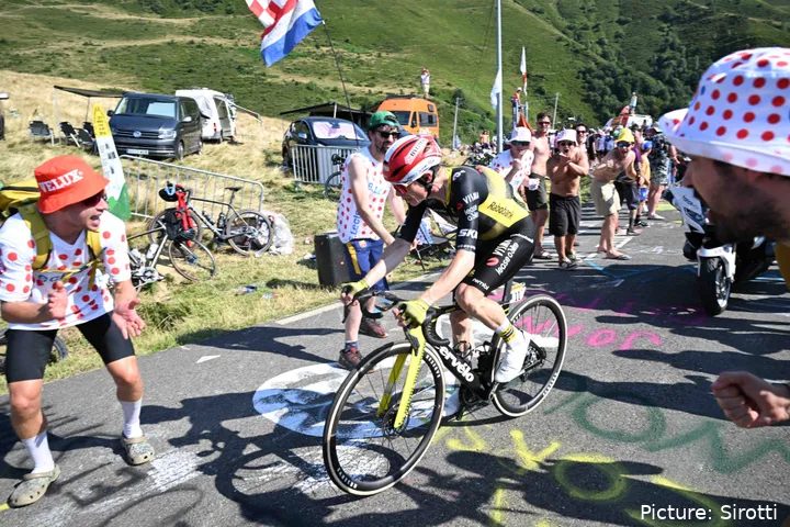 Jonas Vingegaard não conseguiu acompanhar o ataque de Tadej Pogacar durante a 12ª etapa da Volta a França