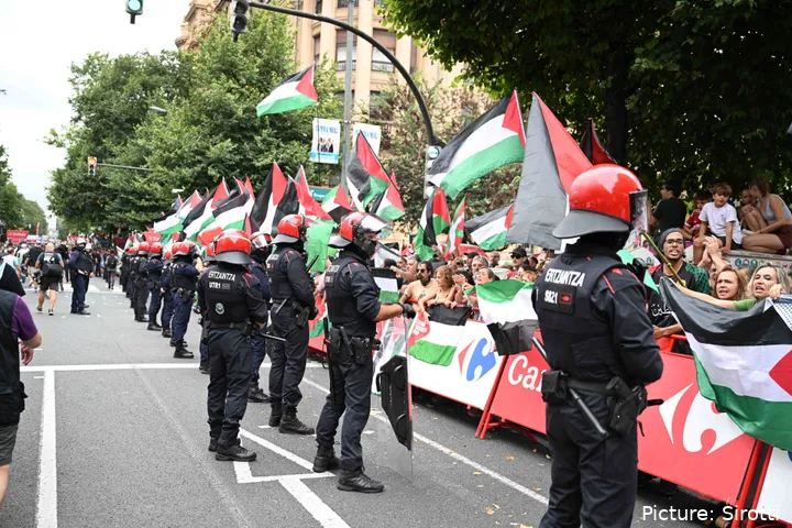 Os protestos foram a principal imagem da Volta a Espanha 2025. @Sirotti