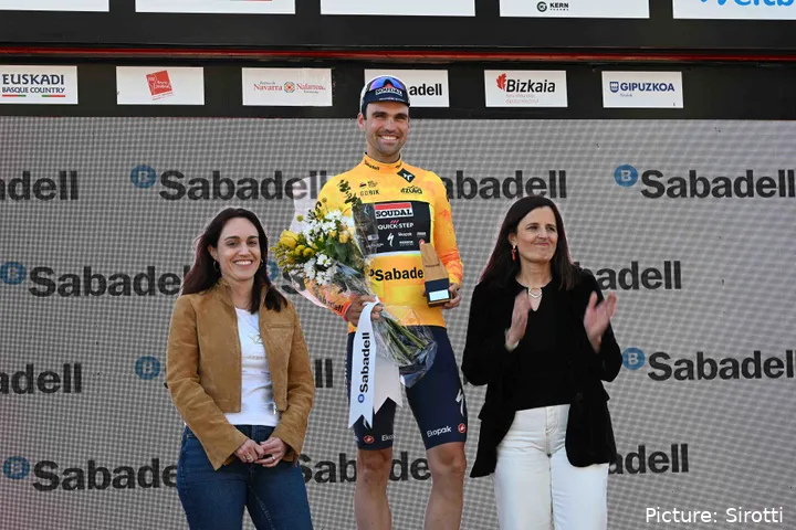 Schachmann com a camisola de líder na Volta ao País Basco