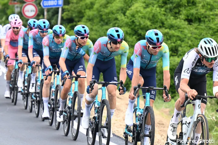 Diego Ulissi e a Astana a liderar a Volta a Itália. @Sirotti