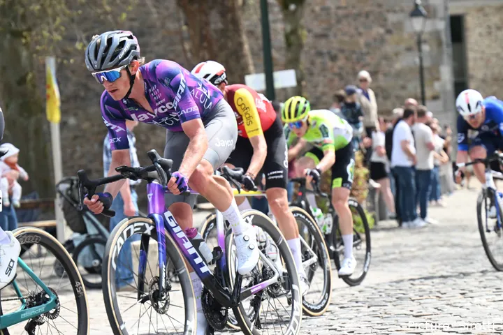 Koen Bouwman em prova na Liège-Bastogne-Liège 2025 pela Team Jayco AlUla