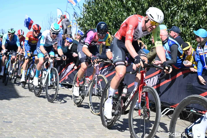 Laurenz Rex climbing the Oude Kwaremont at the 2025 Tour of Flanders