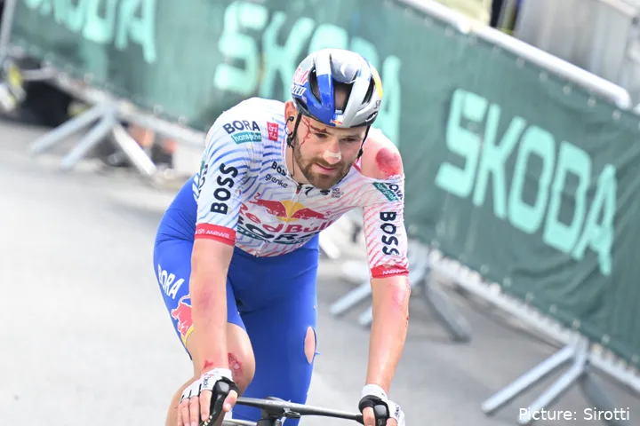 Jordi Meeus celebra uma vitória ao sprint