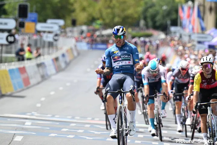 Sam Welsford sprinta para vencer uma etapa no Tour Down Under