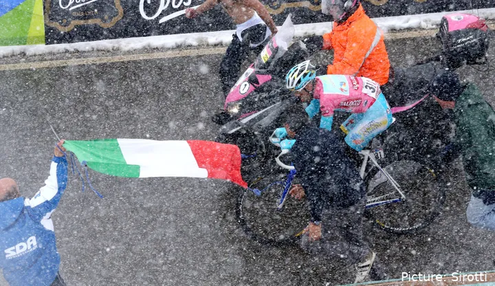 Vincenzo Nibali a subir as Tre Cime di Lavaredo debaixo de neve no Giro d’Italia 2013