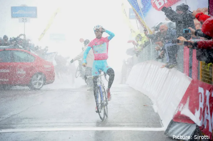 Vincenzo Nibali celebra a sua icónica vitória nas Tre Cime di Lavaredo no Giro d’Italia 2013, debaixo de uma tempestade de neve