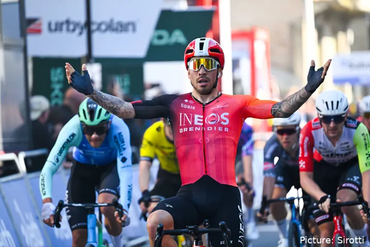 Caleb Ewan a celebrar uma vitória