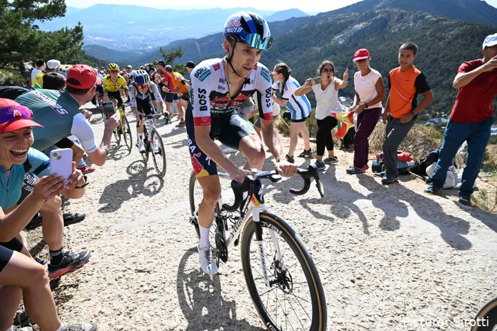 Hindley a caminho do quarto lugar na Vuelta&nbsp;