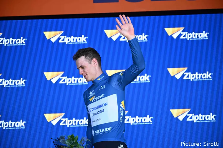 Tobias Lund Andresen no pódio com a camisola por pontos no Tour Down Under 2026