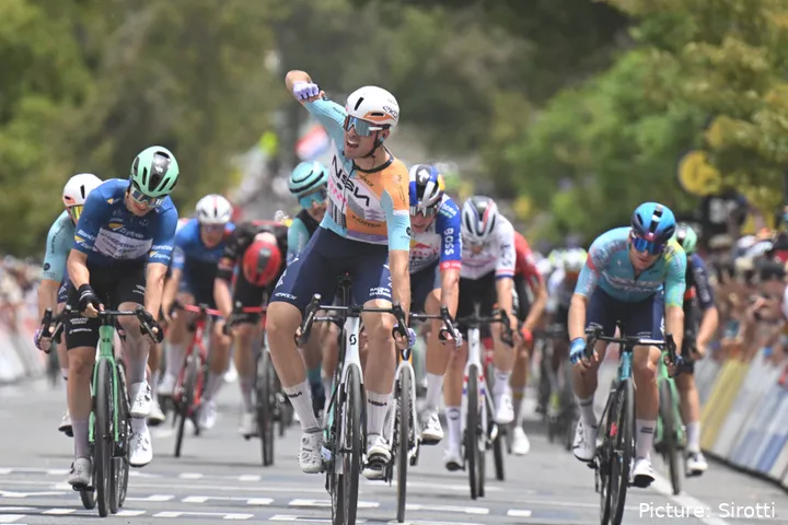 Ethan Vernon celebra a vitória na 4.ª etapa do Tour Down Under 2026