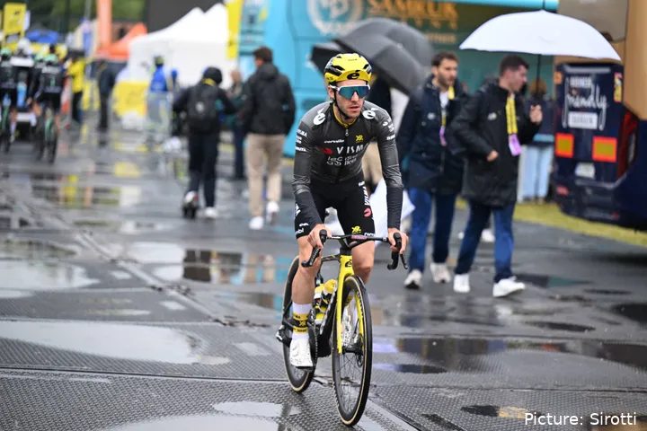 No arranque do Tour, Simon Yates admitiu que só teve alguns dias para celebrar o triunfo no Giro antes de voar para o estágio da equipa em Tignes