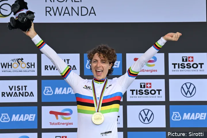 Pela primeira vez na carreira, Reusser tornou-se campeã do mundo de elite no Ruanda