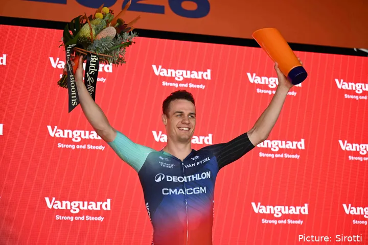 Tobias Lund Andresen no pódio do Tour Down Under 2026 após vencer a etapa 1