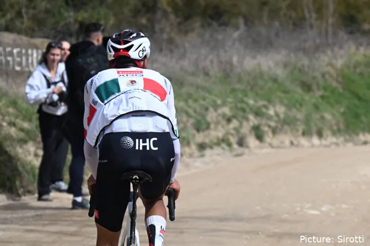 Isaac del Toro treina na gravilha antes da Strade Bianche 2026
