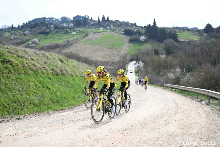 Team Visma | Lease a Bike a treinar na gravilha antes da Strade Bianche 2026