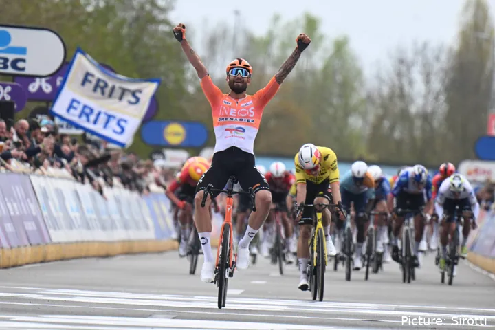 Filippo Ganna bate Wout van Aert no Dwars door Vlaanderen 2026