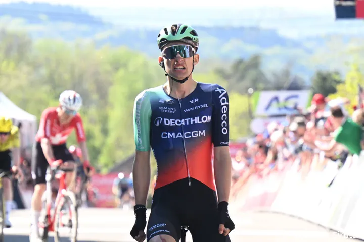 Paul Seixas corta a meta na Flèche Wallonne 2026