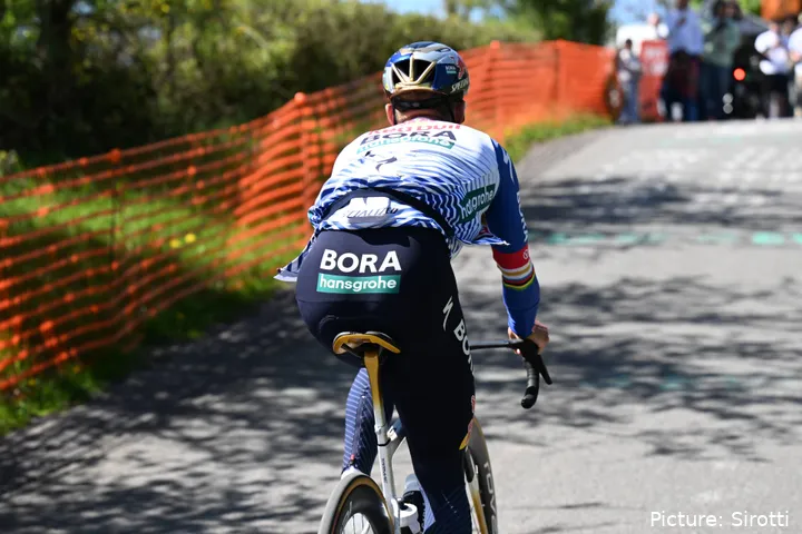Remco Evenepoel durante o reconhecimento em La Redoute