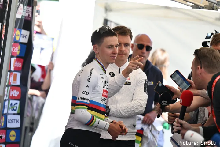 Tadej Pogacar na apresentação das equipas antes da Liège-Bastogne-Liège 2026