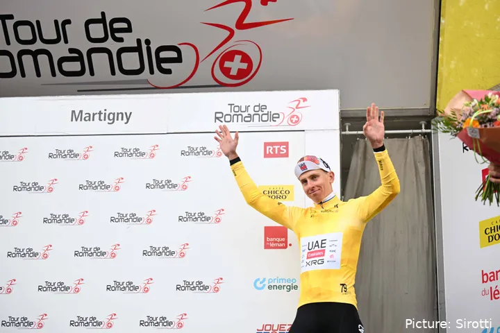 Tadej Pogacar com o Maillot Jaune no pódio da Volta à Romandia 2026