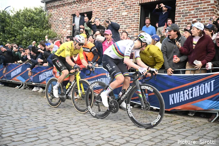 Wout van Aert e Tadej Pogacar na Volta à Flandres 2026