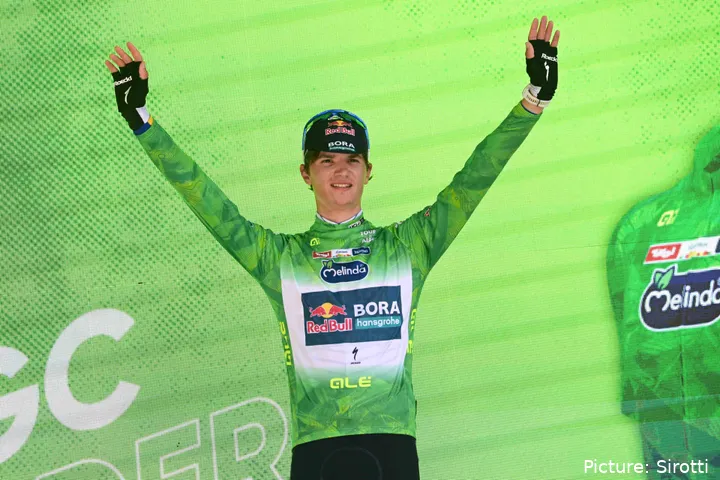 Giulio Pellizzari in the leader’s jersey of the general classification at the 2026 Tour of the Alps