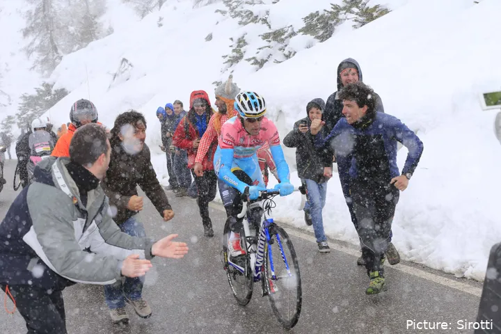 Vincenzo Nibali a escalar as Tre Cime di Lavaredo sob neve durante a Volta a Itália de 2013