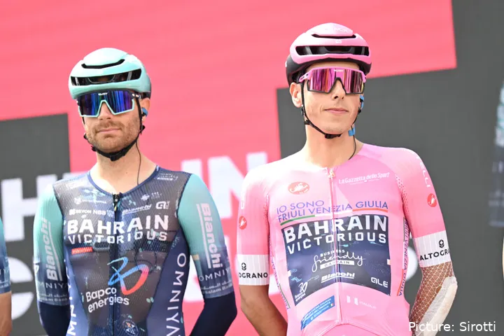 Damiano Caruso e Afonso Eulálio antes da etapa 6 na Volta a Itália 2026