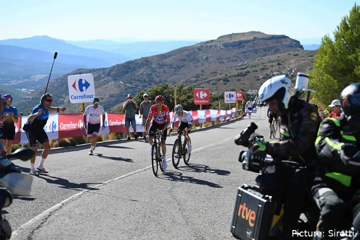 Enric Mas attacking Oscar Onley