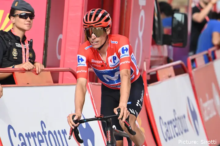 Enric Mas, in the red jersey at the Vuelta a España 2026.