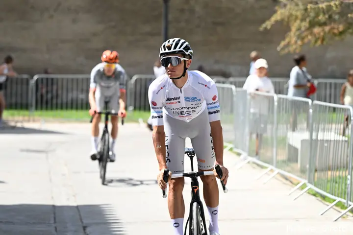 Oscar Onley ahead of Stage 15 at the 2026 Vuelta a Espana