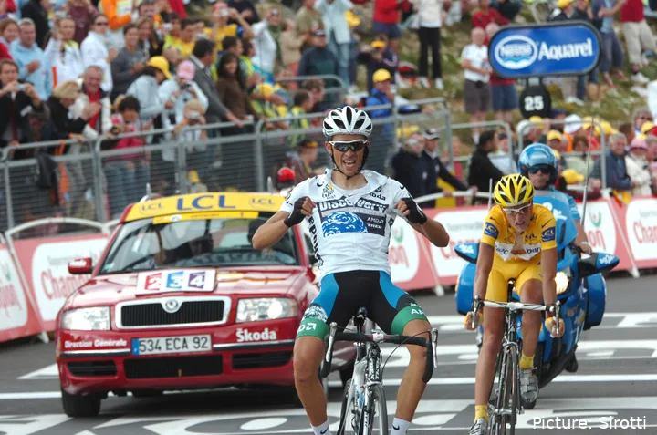 Bild Alberto Contador bei Zielankunft, Fäuste zum Sieg geballt<br>