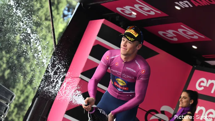 Bild Jonathan Milan im Maglia Ciclamino, Sekt aus Flasche versprühend<br>
