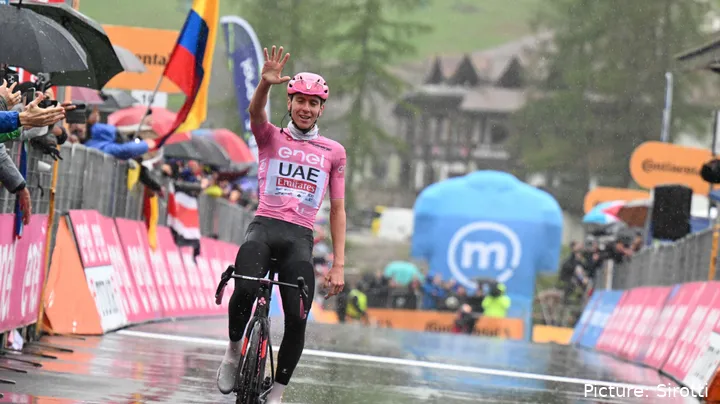 Bild Tadej Pogacar bei Zieleinfahrt der 16. Etappe des Giro d'Italia 2024, rechte Hand mit der 5 hochgereckt<br>