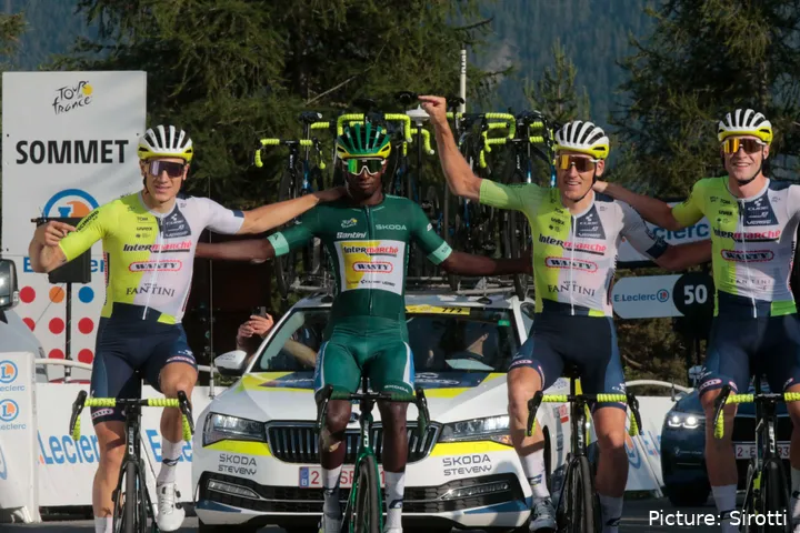 Girmay feiert seinen historischen Sieg im Grünen Trikot mit seinen Mannschaftskameraden