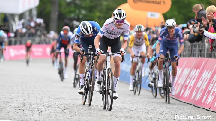Alex Baudin trägt das Trikot des Führenden der Jugendwertung beim Giro d'Italia. @Sirotti