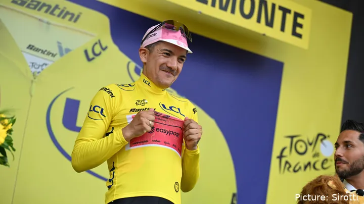Carapaz trug das Maillot Jaune bei der Tour de France 2024