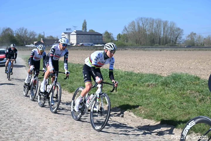 Pogacar bei seiner Erkundungstour mit UAE-Teamkollegen