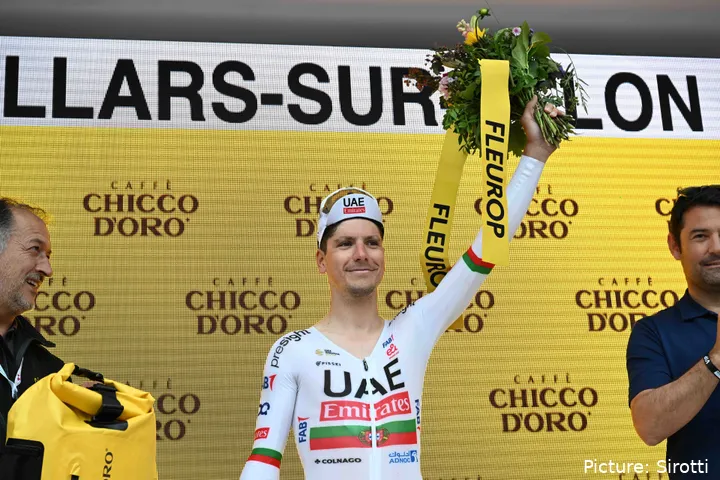 Joao Almeida auf dem Schlusspodium nach der 8. Etappe der Tour de Suisse