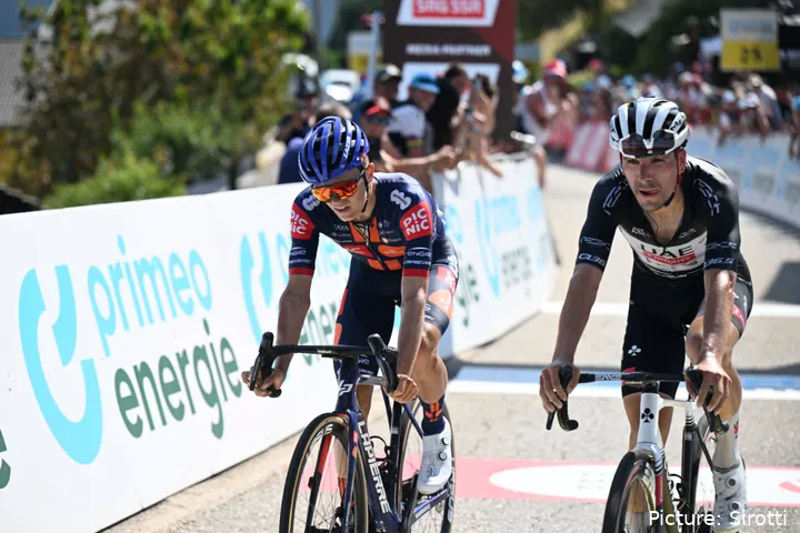 João Almeida gewann drei Etappen bei der Tour of Switzerland... hier verlor er seine vierte um ein halbes Rad an Oscar Onley