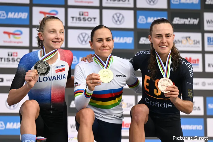 Viktória Chladoňová (L), Celia Gery (M) und Paula Blasi (R) vervollständigten das Podium