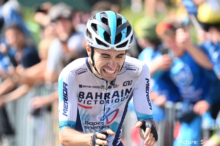 Lenny Martínez in Tränen nach dem Sieg auf Etappe 8 des Critérium du Dauphiné 2025