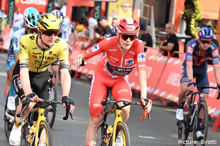 Ben Tulett &amp;amp;amp; Jonas Vingegaard teilen einen Moment bei der Vuelta a España 2025