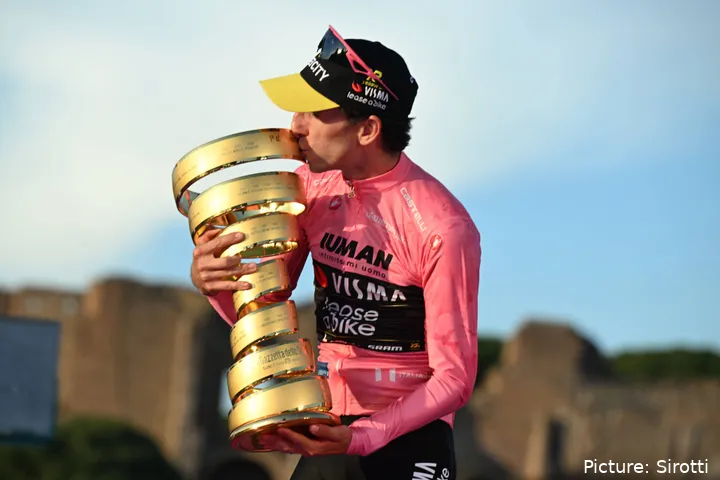 Simon Yates mit der Giro d’Italia-Trophäe 2025