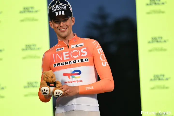 Samuel Watson auf dem Podium nach dem Sieg im Prolog der Tour Down Under 2026