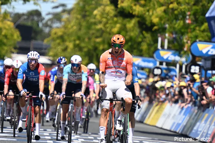 Sam Welsford feiert den Sieg auf Etappe 3 der Tour Down Under 2026