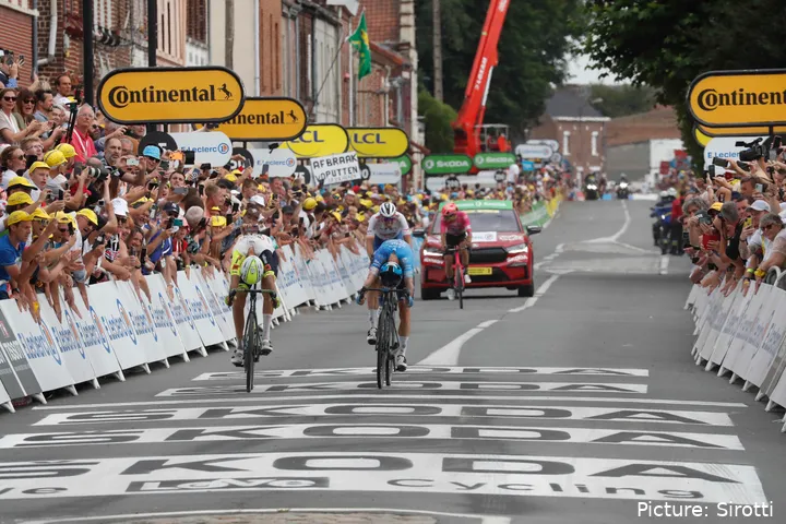 Simon Clarke spurtet vor Taco van der Hoorn zum Sieg auf Etappe 5 der Tour de France 2022